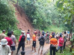 Polres Madiun Tanggap Bencana Bantu Masyarakat Terdampak Longsor