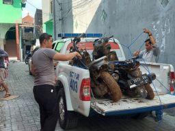 Motor Korban Tanah Longsor Mahasiswa UNESA Dievakuasi PJR Polda Jatim