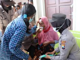 Aksi Sigap Polwan Polres Probolinggo, Bantu Lansia Saat Ikut Aksi