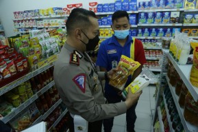 Kasatlantas Polrestabes Surabaya Pantau Stok Minyak Goreng Dipasaran