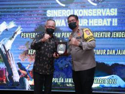 Polda Jatim Terima Penghargaan dari Dirjen KSDAE