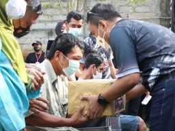 Wayahe Lapor Kapolres, Kapolres Nganjuk Bagi Bagi Sembako dan Kursi Roda