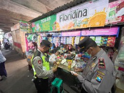 Antisipasi Kesediaan Sembako, Polres Pelabuhan Tanjung Perak Rutin Cek Pasar