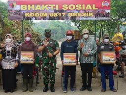 Membantu Kesulitan Rakyat Kodim 0817 Gresik Bagikan Sembako Kepada Puluhan Pemulung di TPA Ngipik