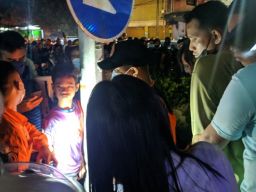 Pelaku Curanmor di Nginden Raya Masuk Kolong Jembatan, Dihajar Massa