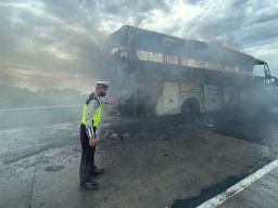 Hati-hati di Jalan! Bus Hino Terbakar di Tol Pandaan-Malang