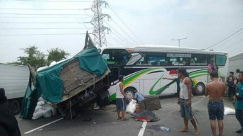 Bus Pembawa Peziarah di Sunan Ampel Alami Laka Maut di Tol Dupak Surabaya