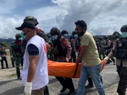 Polisi Evakuasi Korban Penembakan Kelompok Kriminal Bersenjata Papua