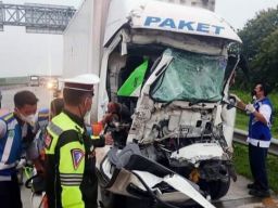 Akibat Mengantuk Truk Box Arah Jakarta Sundul Belakang di Tol Caruban