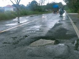 Baru Selesai Dikerjakan, Proyek Jalan Sampang Sudah Rusak Parah