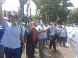 Ratusan Pekerja PT Unilever Indonesia Tbk Melakukan Aksi Unjuk Rasa