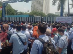 Merasa di-PHK Sepihak, Ratusan Karyawan PT Unilever Indonesia Unjuk Rasa