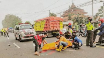 Tiga Motor Lawan Xenia di Jl. Raya Tawangsari Mojokerto, 1 Korban Tewas