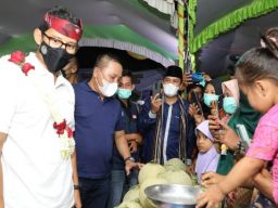 Sandiaga Uno ke Kampung Melon Napote, Bupati Sampang Kalungkan Bunga