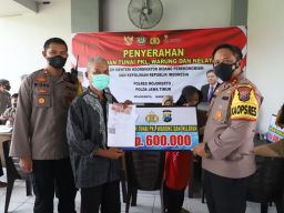 Salurkan Bantuan, Polres Mojokerto Membuat Pedagang Mikro Tersenyum