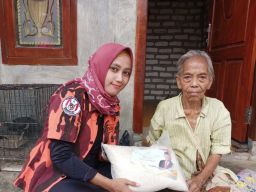 Peduli Kaum Duafa, La Nyala Bagi Sembako melalui Pemuda Pancasila Sampang