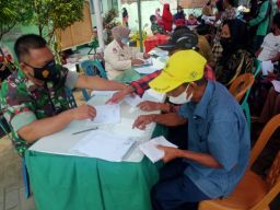 Koramil 0830/03 Pabean Cantian Salurkan BTPKLWN Kepada Warga Di Wilayah Pabean Cantian