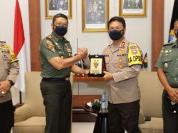 Sinergitas TNI - Polri, Kapolda Jatim Sambut Pangdiv ll Kostrad