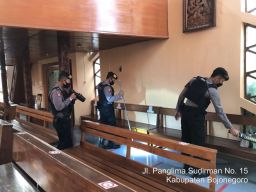 Polisi Sterilisasi Sejumlah Gereja di Bojonegoro Jelang Ibadah Jumat Agung