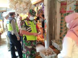 Menjelang Lebaran Petugas Kesehatan Bersama Babinsa Sidak Pasar Tradisional