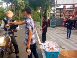 Peduli Sesama, LaNyalla Academia Berbagi Takjil di Bulan Puasa