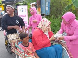 Bhayangkari Sampang Berbagi Takjil dan Masker Selama Bulan Puasa