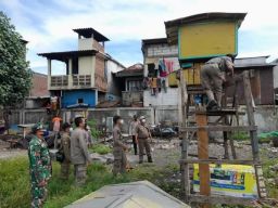 Pembongkaran Bangunan Liar dan Kandang Merpati di Areal Makam Wonokusumo