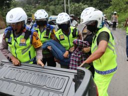 Lihat Seorang Ibu Jatuh dari Motor, Ini yang Dilakukan Tim Pengurai Lalin Polrestabes Medan