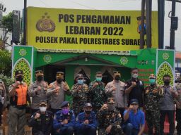Bersama Tiga Pilar Pakal Sambut Kunjungan Kapolrestabes Surabaya di Pos Pengamanan Lebaran