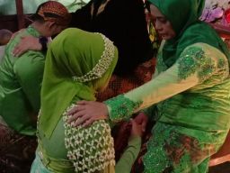 Jelang Hadirnya Cucu Tercinta, KHR. Zainudin Husni Gelar Acara Mitonan