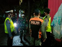 Babinsa Koramil Tandes Lakukan Yustisi Prokes PPKM Level 2 Bersama Tiga Pilar