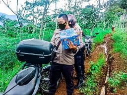 Ibu Melahirkan Dijalan, Polres Probolinggo Berikan Tali Asih