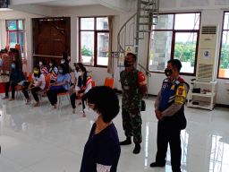 Babinsa Bersama Bhabinkamtibmas Amankan Ibadah Hari Waisak