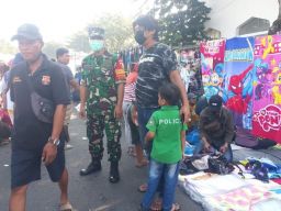 Babinsa Ingatkan Pentingnya Patuhi Protokol Kesehatan Melalui Komsos