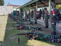 Asah Kemampuan Jajaran Kodim 0831 Surabaya Timur Gelar Latihan Menembak Triwulan