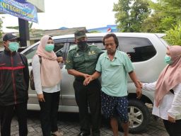 Babinsa Benjeng Berhasil Luluhkan ODGJ Agar Mendapat Perawatan yang Lebih Baik