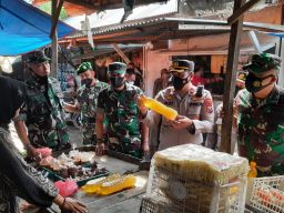 Dandim Pamekasan Bersama Wakapolres Pamekasan Cek Harga Minyak Goreng di Pasar Tradisional