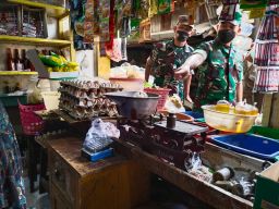 Pastikan Kesetabilan Harga Minyak Goreng Curah, Dandim 0830/Surabaya Utara Sidak Pasar Baba'an