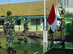 Dengan Khidmat Prajurit Kodim 0817 Gresik Laksanakan Upacara Bendera Tiap Senin