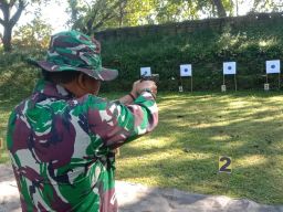 Tingkatkan Kemampuan Prajurit, Kodim 0826 Pamekasan Gelar Latihan Menembak Pistol