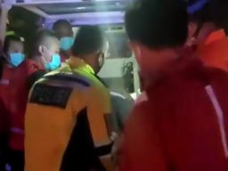 Sebuah Minibus di Kulon Progo Hantam Pohon Kelapa, Korban Terjepit