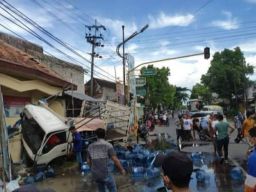 Laka di Sampang, Truk Galon Hantam Pagar Polsek di Jalan Trunojoyo