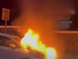 Karena Korsleting Listrik, Sebuah Mobil di Tangerang Selatan Hangus Terbakar