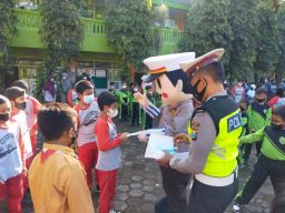 Menanamkan Disiplin Sejak Dini, Bontas Polres Batu Keliling Sekolah