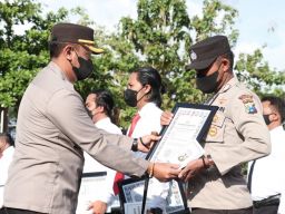 AKBP Arman Barikan Reward 16 Anggota Polres Sampang Berprestasi