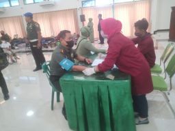 Dandim Surabaya Timur Bersama Jajaranya Sumbangkan Darah di HUT Pomad Ke 76