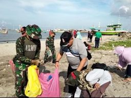 Koramil 0826-02 Tlanakan Gotong Royong Bersihkan Pantai Branta Pesisir