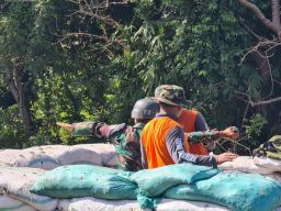 Satdik-2 Kodiklatal Latih Siswa Dikmaba dan Dikmata TNI AL Angkatan 42 Melempar Granat