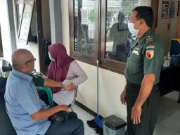 Babinsa Perak Timur Lakukan Pendampingan Vaksin Jenis Pfizer di Kantor Kelurahan