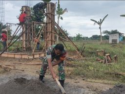 Manunggal TNI - Rakyat, Koramil Galis melalui Babinsa Laksanakan Gotong Royong